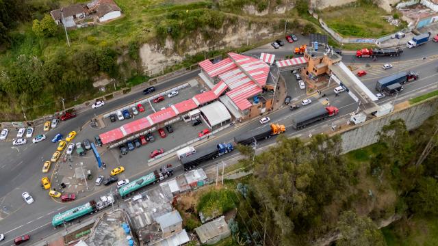 This aerial view shows the Rumichaca International Bridge at the Colombia–Ecuador border, in Ipiales, Narino department, Colombia, on January 21, 2026. Ecuador's President Daniel Noboa on January 21 announced 30-percent tariffs on imports from Colombia, accusing its neighbor of failing to help fight drug cartels. (Photo by Reicarmiyr CANIZARES / AFP)