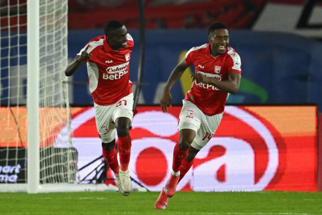 Santa Fe's midfielder #21 Ewil Murillo (L) celebrates scoring the opening goal next to teammate forward #14 Luis Palacios during the Superliga final second-leg football match between Independiente Santa Fe and Junior at the Nemesio Camacho El Campin Stadium in Bogota on January 21, 2026. (Photo by RAUL ARBOLEDA / AFP)