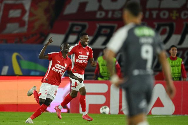 Santa Fe's midfielder #21 Ewil Murillo (L) celebrates scoring the opening goal next to teammate forward #14 Luis Palacios during the Superliga final second-leg football match between Independiente Santa Fe and Junior at the Nemesio Camacho El Campin Stadium in Bogota on January 21, 2026. (Photo by RAUL ARBOLEDA / AFP)