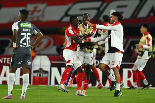 Santa Fe's midfielder #21 Ewil Murillo (C-L) celebrates with teammates scoring the opening goal during the Superliga final second-leg football match between Independiente Santa Fe and Junior at the Nemesio Camacho El Campin Stadium in Bogota on January 21, 2026. (Photo by RAUL ARBOLEDA / AFP)