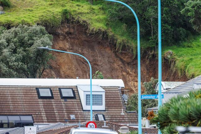 A general view shows a landslide while a search is underway by local emergency services for missing people at Mount Maunganui in Tauranga on January 22, 2026. A landslide smashed into a campsite in rain-swept northern New Zealand leaving multiple people missing, police and rescuers said. (Photo by DJ MILLS / AFP)