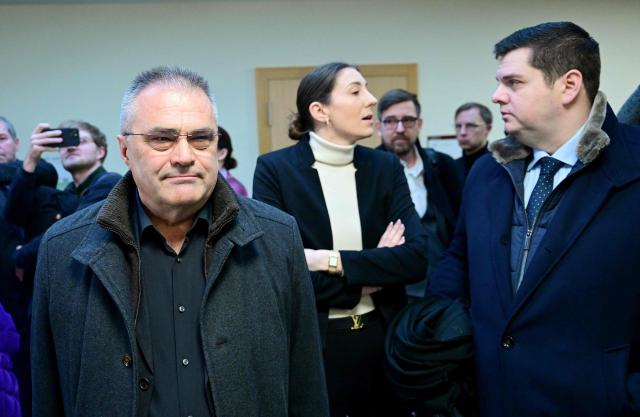 Austrian former intelligence official Egisto Ott (L) arrives with his lawyers Anna Mair and Michael Ofner (R) in the courtroom at the start of his trial in the criminal court in Vienna, Austria, on January 22, 2026, harged with handing over sensitive devices and selling secret information to Russia. The trial is the latest to stem from a sprawling case that broke in 2024 and centres on former agent Egisto Ott. The 63-year-old faces a slew of charges including suspected abuse of office, corruption and espionage to the detriment of Austria. He has denied the accusations. (Photo by ROLAND SCHLAGER / APA / AFP) / Austria OUT
