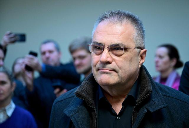 oVIENNA - AUSTRIA: Der Hauptangeklagte Ex-BVT-Chefinspektor Egisto Ott (.l) sowie die Anwälte Anna Mair und Michael Ofner (r.) im Rahmen des Auftaktes im Prozess wegen Amtsmissbrauches und nachrichtendienstliche Tätigkeit zugunsten Russlands am Donnerstag, 22. Jänner 2026, am Straflandesgericht Wien. - 
Austrian former intelligence official Egisto Ott arrives in the courtroom at the start of his trial in the criminal court in Vienna, Austria, on January 22, 2026, harged with handing over sensitive devices and selling secret information to Russia.. The trial is the latest to stem from a sprawling case that broke in 2024 and centres on former agent Egisto Ott. The 63-year-old faces a slew of charges including suspected abuse of office, corruption and espionage to the detriment of Austria. He has denied the accusations. (Photo by ROLAND SCHLAGER / APA / AFP) / Austria OUT