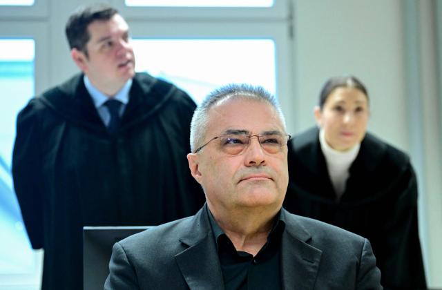 Austrian former intelligence official Egisto Ott sits with his lawyers Anna Mair and Michael Ofner (L) behind him in the courtroom at the start of his trial in the criminal court in Vienna, Austria, on January 22, 2026, harged with handing over sensitive devices and selling secret information to Russia. The trial is the latest to stem from a sprawling case that broke in 2024 and centres on former agent Egisto Ott. The 63-year-old faces a slew of charges including suspected abuse of office, corruption and espionage to the detriment of Austria. He has denied the accusations. (Photo by ROLAND SCHLAGER / APA / AFP) / Austria OUT
