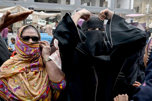 Family members protest for the missing victims after a massive fire broke out at a shopping mall in Karachi on January 22, 2026. The death toll from a mall fire in Pakistan's biggest city rose to at least 55 people, a Karachi government official told AFP on January 22. (Photo by Rizwan TABASSUM / AFP)