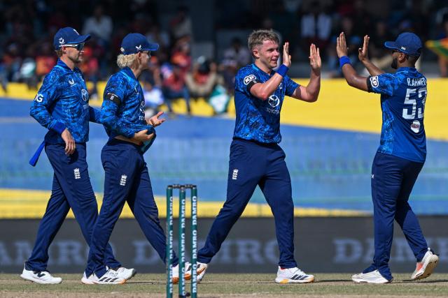 England's Sam Curran (2R) celebrates with teammates after taking the wicket of Sri Lanka's Pathum Nissanka during the first one-day international (ODI) cricket match between Sri Lanka and England at the R. Premadasa International Cricket Stadium in Colombo on January 22, 2026. (Photo by Ishara S. KODIKARA / AFP)