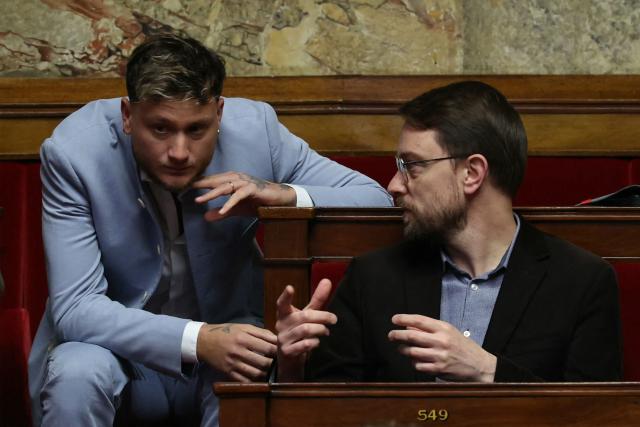 La France Insoumise - Nouveau Front Populaire's MP Raphael Arnault (L) and La France Insoumise - Nouveau Front Populaire's MP Emmanuel Fernandes chat during a debate on the examination of draft legislation proposed by Les Républicains (LR) group, which sets the agenda  during their parliamentary niche at the National Assembly in Paris, on January 22, 2026. (Photo by Thomas SAMSON / AFP)