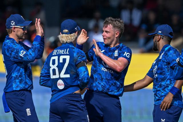 England's Sam Curran (2R) celebrates with teammates after taking the wicket of Sri Lanka's Pathum Nissanka during the first one-day international (ODI) cricket match between Sri Lanka and England at the R. Premadasa International Cricket Stadium in Colombo on January 22, 2026. (Photo by Ishara S. KODIKARA / AFP)