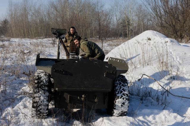 A Ukrainian servicemen from the 5th Separate Assault brigade load tracks for drones on an unmanned ground vehicle during a training at an undisclosed location in Dnipropetrovsk region on January 21, 2026, amid the Russian invasion of Ukraine. (Photo by Tetiana DZHAFAROVA / AFP)