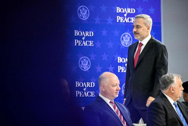 Turkeys Foreign Minister Hakan Fidan arrives at the "Board of Peace" meeting during the World Economic Forum (WEF) annual meeting in Davos on January 22, 2026. US President Donald Trump will show off his new "Board of Peace" at Davos on January 22, 2026 burnishing his claim to be a peacemaker a day after backing off his own threats against Greenland. Originally meant to oversee the rebuilding of Gaza after the war between Hamas and Israel, the board's charter does not limit its role to the Strip, and has sparked concerns that Trump wants it to rival the United Nations. (Photo by Mandel NGAN / AFP)