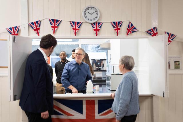 Britain's Prime Minister Keir Starmer (C) meets with local residents to discuss the government's Warm Homes Plan, during a visit to a community group at the Flaunden Village Hall near Hemel Hempstead, Hertfordshire, north of London on January 22, 2026. (Photo by Stefan Rousseau / POOL / AFP)
