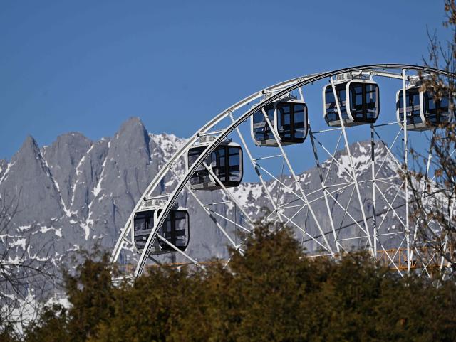 A giant wheel is seen with a panorama of the Tirolean Alps at the ski resort of Kitzbuehel, Austria on a free day of the Men's FIS Alpine Skiing World Cup Austria on January 22, 2026. (Photo by Joe Klamar / AFP)