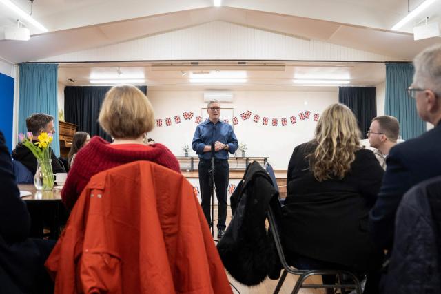 Britain's Prime Minister Keir Starmer (C) meets with local residents to discuss the government's Warm Homes Plan, during a visit to a community group at the Flaunden Village Hall near Hemel Hempstead, Hertfordshire, north of London on January 22, 2026. (Photo by Stefan Rousseau / POOL / AFP)