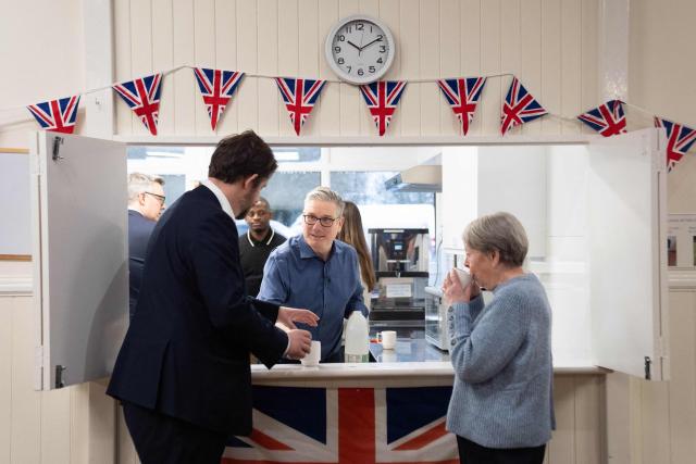 Britain's Prime Minister Keir Starmer (C) meets with local residents to discuss the government's Warm Homes Plan, during a visit to a community group at the Flaunden Village Hall near Hemel Hempstead, Hertfordshire, north of London on January 22, 2026. (Photo by Stefan Rousseau / POOL / AFP)