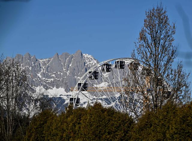 A giant wheel is seen with a panorama of the Tirolean Alps at the ski resort of Kitzbuehel, Austria on a free day of the Men's FIS Alpine Skiing World Cup Austria on January 22, 2026. (Photo by Joe Klamar / AFP)