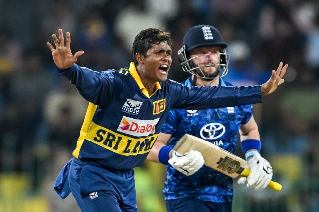 Sri Lanka's Jeffrey Vandersay (L) celebrates after taking the wicket of England's Ben Duckett during the first one-day international (ODI) cricket match between Sri Lanka and England at the R. Premadasa International Cricket Stadium in Colombo on January 22, 2026. (Photo by Ishara S. KODIKARA / AFP)