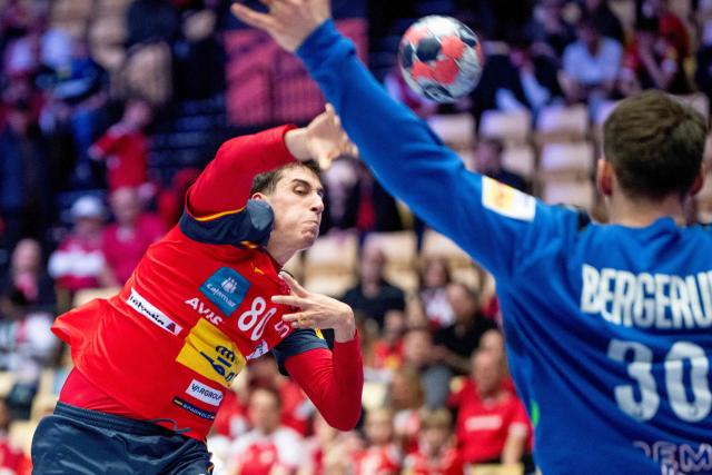 Spain's wing #80 Ian Barrufet Torrebejano (L) plays the ball during the men's EHF Euro 2026 main round handball match Spain vs Norway in Herning, Denmark, on January 22, 2026. (Photo by Bo Amstrup / Ritzau Scanpix / AFP) / Denmark OUT