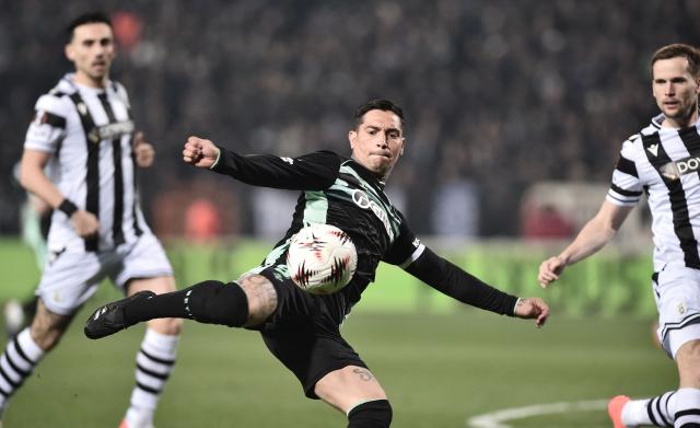 Real Beti's Argentinean forward #9 Chimy Avila (C) kicks the ball during the Europa League 1st round day 7 football match between PAOK and Real Betis at Toumba stadium in Thessaloniki on January 22, 2026. (Photo by Sakis Mitrolidis / AFP)