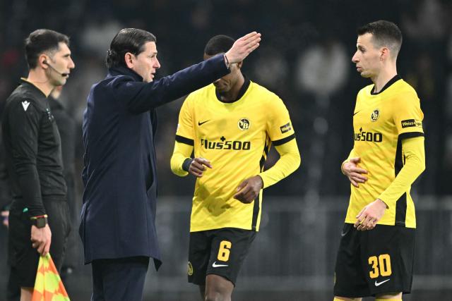Young Boys’ Swiss coach Giorgio Contini (2nd L) speaks to Young Boys' Swiss midfielder #30 Sandro Lauper during the Europa League 1st round day 7 football match between Young Boys and Olympique Lyonnais (OL) at Stadion Wankdorf in Bern on January 22, 2026. (Photo by Sйbastien BOZON / AFP)