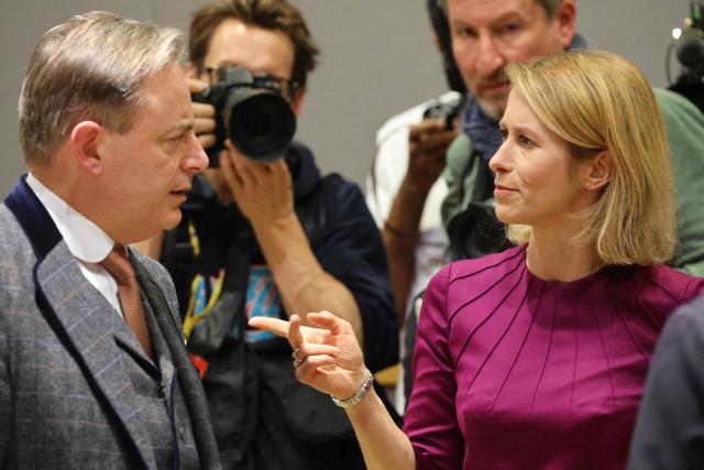 Belgium's Prime Minister Bart De Wever (L) speaks with EU High Representative and Vice-President for Foreign Affairs and Security Policy Kaja Kallas as they arrive to attend a roundtable meeting of the European Council to discuss recent developments in transatlantic relations, at the European headquarters in Brussels, on January 22, 2026. EU leaders meet on January 22, 2026, for an emergency summit on threats by US President to impose tariffs on countries opposed to his push to take Greenland, with crisis talks in Brussels coming to weigh potential countermeasures against the United States. (Photo by Ludovic MARIN / AFP)