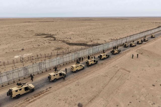 Members of the Popular Mobilization Forces are seen deployed along the border with Syria in the Tarfawi area of northwestern Iraq on January 22, 2026, following recent events in neighbouring Syria. The Iraqi government is focusing on its border security after days of fighting between Syrian government forces who have regained swaths of the Kurdish-controlled territory of northeastern Syria. (Photo by Zaid AL-OBEIDI / AFP)