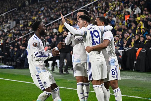 Aston Villa's  English defender #19 Jadon Sancho celebrates with teammates after scoring team's first goal during the UEFA Europa League 7 round day football match between Aston villa and Fenerbahce at the Chobani Stadium, Istanbul, on January 22, 2026. (Photo by Yasin AKGUL / AFP)