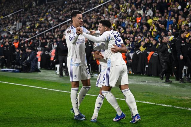 Aston Villa's  English defender #19 Jadon Sancho celebrates with teammates after scoring team's first goal during the UEFA Europa League 7 round day football match between Aston villa and Fenerbahce at the Chobani Stadium, Istanbul, on January 22, 2026. (Photo by Yasin AKGUL / AFP)