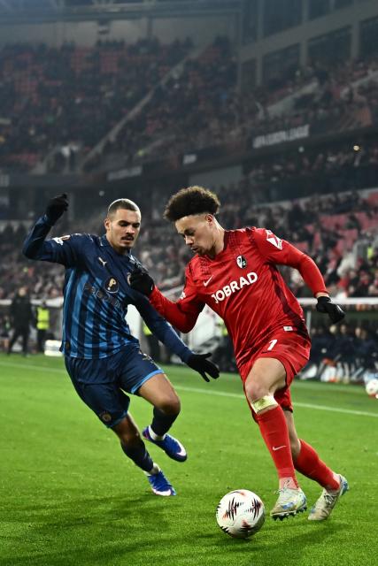 Maccabi Tel Aviv's Israeli forward #34 Saied Abu Farchi and Freiburg's German forward #07 Derry Scherhant vie for the ball during the UEFA Europa League first round - day 7 football match between SC Freiburg and Maccabi Tel Aviv in Freiburg, southwestern Germany, on January 22, 2026. (Photo by Silas STEIN / AFP)