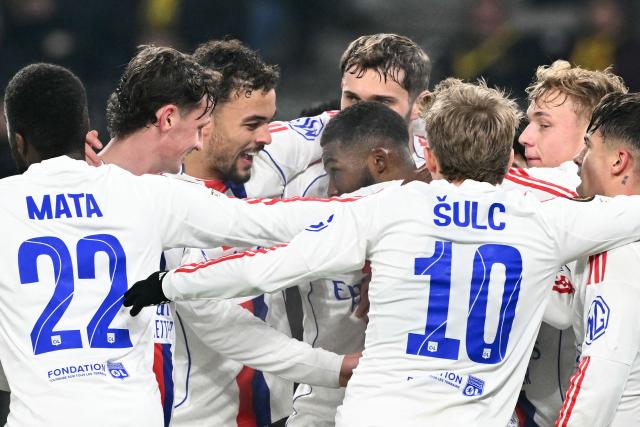 Lyon's English defender #98 Ainsley Maitland-Niles (C) celebrates with teammates after scoring Lyon's first goal during the UEFA Europa League, league phase, football match between Young Boys and Olympique Lyonnais (OL) at the Wankdorf stadium in Bern on January 22, 2026. (Photo by Sébastien BOZON / AFP)
