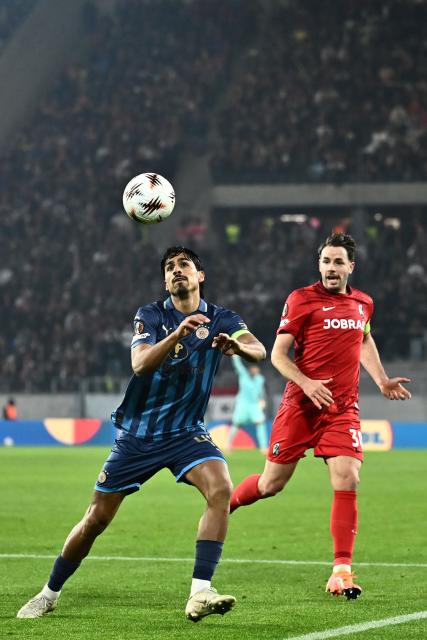Maccabi Tel Aviv's Israeli midfielder #42 Dor Peretz and Freiburg's German defender #30 Christian Guenter vie for the ball during the UEFA Europa League first round - day 7 football match between SC Freiburg and Maccabi Tel Aviv in Freiburg, southwestern Germany, on January 22, 2026. (Photo by Silas STEIN / AFP)