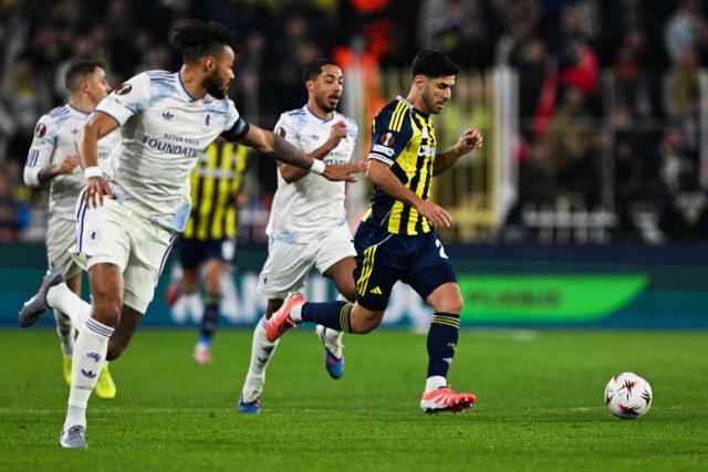 Fenerbahce's Spanish forward #21 Marco Asensio (R) outruns Aston Villa's English defender #05 Tyrone Mings (L) during the Europa League 1st round day 7 football match between Fenerbahce and Aston Villa at Sukru Saracoglu Stadium in Istanbul on January 22, 2026. (Photo by Ozan KOSE / AFP)