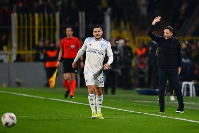 Fenerbahce's German coach Domenico Tedesco (R) reacts next to Aston Villa's Argentine midfielder #10 Emiliano Buendia during the Europa League 1st round day 7 football match between Fenerbahce and Aston Villa at Sukru Saracoglu Stadium in Istanbul on January 22, 2026. (Photo by Yasin AKGUL / AFP)