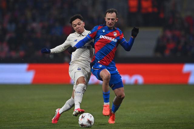 FC Porto's Brazilian forward #11 Pepe (L) and Viktoria Plzen's Czech midfielder #32 Matej Valenta vie for the ball during the UEFA Europa League first round - day 7 football match between FC Viktoria Plzen (CZE) and FC Porto (POR) in Plzen, Czech Republic on January 22, 2026. (Photo by Michal Cizek / AFP)