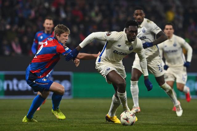FC Porto's Spanish forward #09 Samuel Omorodion (R) and Viktoria Plzen's Czech midfielder #06 Lukas Cerv vie for the ball during the UEFA Europa League first round - day 7 football match between FC Viktoria Plzen and FC Porto in Plzen, Czech Republic on January 22, 2026. (Photo by Michal Cizek / AFP)