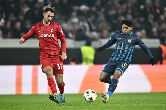 Freiburg's German forward #31 Igor Matanovic and Maccabi Tel Aviv's Venezuelan midfielder #10 Kervin Andrade vie for the ball during the UEFA Europa League first round - day 7 football match between SC Freiburg and Maccabi Tel Aviv in Freiburg, southwestern Germany, on January 22, 2026. (Photo by Silas STEIN / AFP)