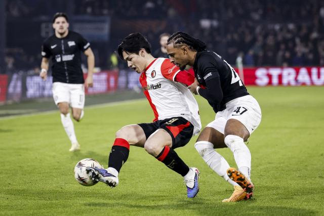 Feyenoord's Japanese forward #09 Ayase Ueda (C) fights for the ball with Sturm Graz's austrian defender #47 Emanuel Aiwu during the Europa League 1st round day 7 football match between Feyenoord and SK Sturm Graz at De Kuip stadium in Rotterdam on January 22, 2026. (Photo by Bas Czerwinski / ANP / AFP) / Netherlands OUT