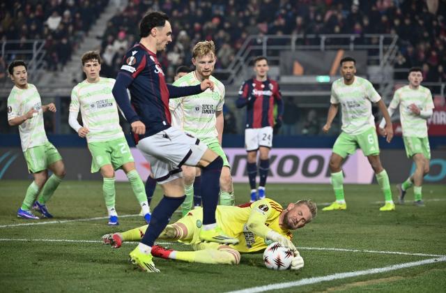 Bologna's Italian midfielder #20 Nadir Zortea (C-L) fights for the ball with Celtic's Danish goalkeeper #01 Kasper Schmeichel during the Europa League 1st round day 7 football match between Bologna and Celtic at Stadio Renato Dall'Ara in Bologna on January 22, 2026. (Photo by Isabella BONOTTO / AFP)