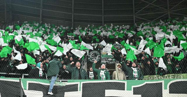 Panathinaikos' supporters cheer prior to the UEFA Europa League football match 1st round- Day 7 between Ferencvarosi TC and Panathinaikos in Budapest, Hungary on January 22, 2026. (Photo by Attila KISBENEDEK / AFP)