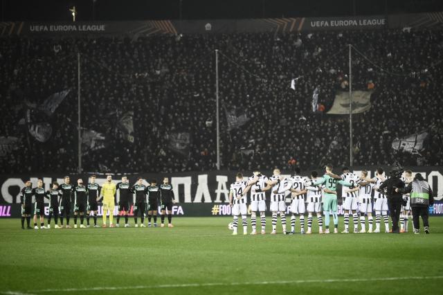 Real Betis'and PAOK's players observe a minute of silence for the victims of the train accident in Spain at the start of the Europa League 1st round day 7 football match between PAOK and Real Betis at Toumba stadium in Thessaloniki on January 22, 2026. (Photo by SAKIS MITROLIDIS / AFP)