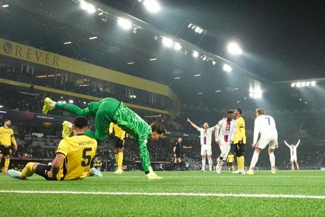 Lyon’s English midfielder #98 Ainsley Maitland-Niles (3rd R) celebrates after scoring his team first goal past Young Boys’ Swiss goalkeeper #01 Marvin Keller (L) during the Europa League 1st round day 7 football match between Young Boys and Olympique Lyonnais (OL) at Stadion Wankdorf in Bern on January 22, 2026. (Photo by Sйbastien BOZON / AFP)