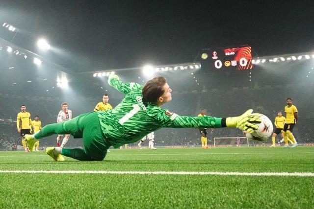 Young Boys’ Swiss goalkeeper #01 Marvin Keller dives to catch the ball during the Europa League 1st round day 7 football match between Young Boys and Olympique Lyonnais (OL) at Stadion Wankdorf in Bern on January 22, 2026. (Photo by Sйbastien BOZON / AFP)