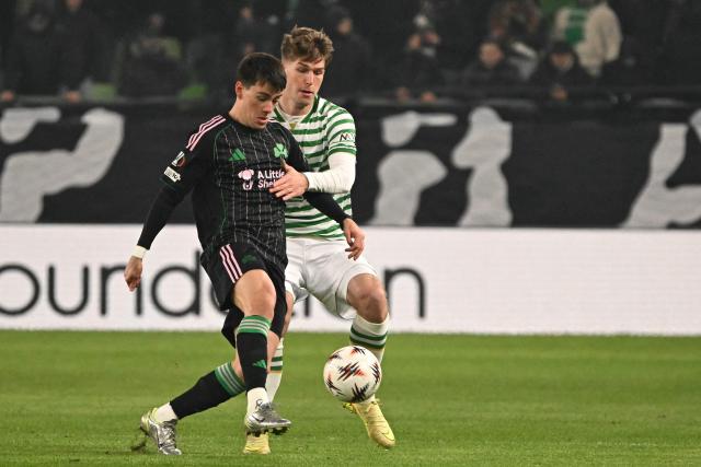 Panathinaikos' Uruguayan midfielder #28 Facundo Pellistri and Ferencvaros' Hungarian defender #22 Gabor Szalai vie for the ball during the UEFA Europa League football match 1st round- Day 7 between Ferencvarosi TC and Panathinaikos in Budapest, Hungary on January 22, 2026. (Photo by Attila KISBENEDEK / AFP)
