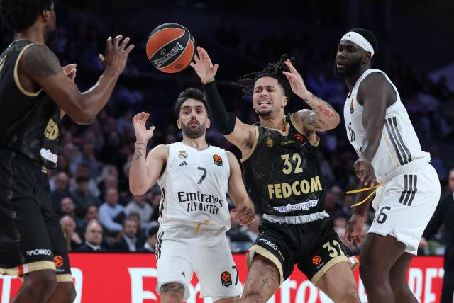 AS Monaco's French centre #32 Matthew Strazel fights for the ball with Real Madrid's Argentine guard #07 Facundo Campazzo and Real Madrid's Spanish forward #16 Usman Garuba during the Euroleague basketball match between Real Madrid Baloncesto and Monaco at Movistar Arena in Madrid on January 22, 2026. (Photo by Thomas COEX / AFP)