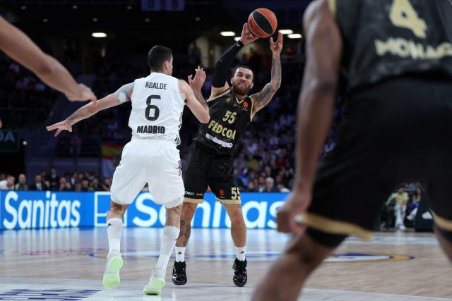 AS Monaco's American guard #55 Mike James fights for the ball with Real Madrid's Spanish forward #06 Alberto Abalde during the Euroleague basketball match between Real Madrid Baloncesto and Monaco at Movistar Arena in Madrid on January 22, 2026. (Photo by Thomas COEX / AFP)
