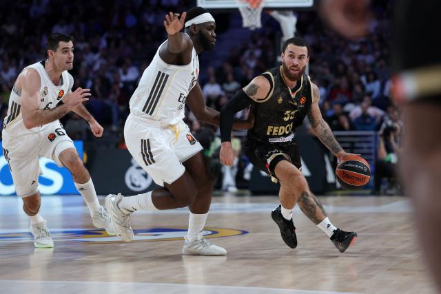 AS Monaco's American guard #55 Mike James drives the ball past Real Madrid's Spanish forward #16 Usman Garuba during the Euroleague basketball match between Real Madrid Baloncesto and Monaco at Movistar Arena in Madrid on January 22, 2026. (Photo by Thomas COEX / AFP)