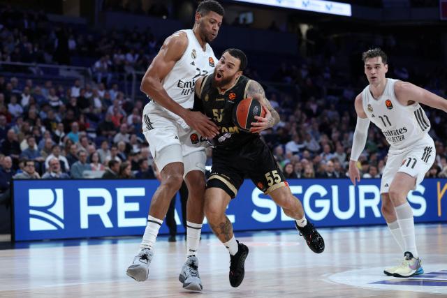 Real Madrid's Cape Verdean center #22 Edy Tavares fights for the ball with AS Monaco's American guard #55 Mike James during the Euroleague basketball match between Real Madrid Baloncesto and Monaco at Movistar Arena in Madrid on January 22, 2026. (Photo by Thomas COEX / AFP)