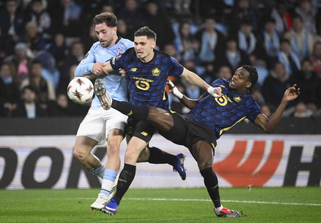 Celta Vigo's Spanish defender #17 Javi Rueda fights for the ball with Lille's French defender #15 Romain Perraud and Lille's Belgian defender #03 Nathan Ngoy during the UEFA Europa League first round day 7 football match between RC Celta de Vigo and Lille LOSC at Balaidos Stadium in Vigo on January 22, 2026. (Photo by Miguel RIOPA / AFP)