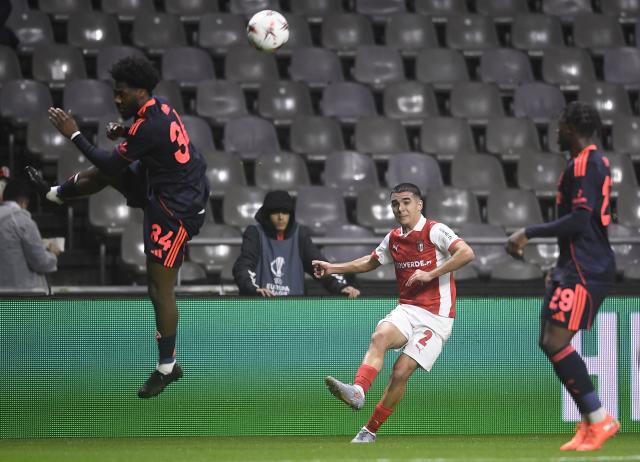 Sporting Braga's Spanish defender #02 Victor Gomez fights for the ball with Nottingham Forest's Nigerian defender #34 Temitayo Olufisayo Olaoluwa Aina during the UEFA Europa League first round day 7 football match between SC Braga and Nottingham Forest FC at the Municipal stadium of Braga on January 22, 2026. (Photo by MIGUEL LEMOS / AFP)