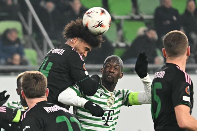 Panathinaikos' US defender #14 Erik Palmer Browen and Ferencvaros' French defender #27 Ibrahim Cisse vie for the ball during the UEFA Europa League football match 1st round- Day 7 between Ferencvarosi TC and Panathinaikos in Budapest, Hungary on January 22, 2026. (Photo by Attila KISBENEDEK / AFP)