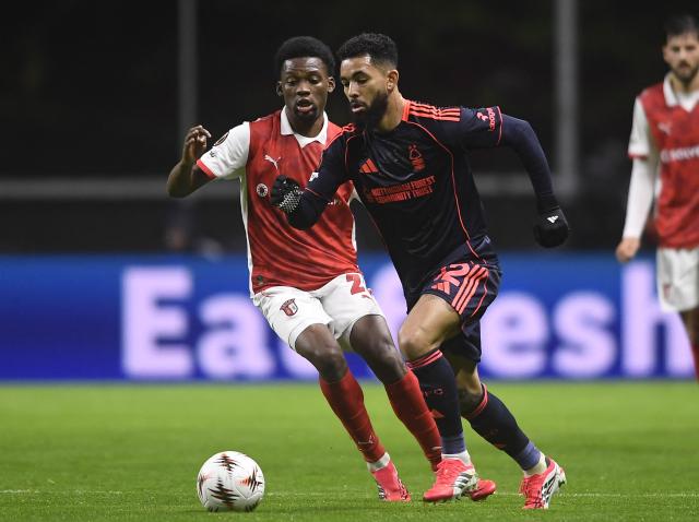 Sporting Braga's French midfielder #29 Jean-Baptiste Gorby fights for the ball with Nottingham Forest's Brazilian midfielder #12 Douglas Luiz during the UEFA Europa League first round day 7 football match between SC Braga and Nottingham Forest FC at the Municipal stadium of Braga on January 22, 2026. (Photo by MIGUEL LEMOS / AFP)